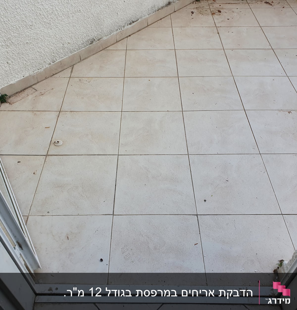 מרפסת עם רצפת אריחים מלוכלכת, זקוקה לשיפוץ